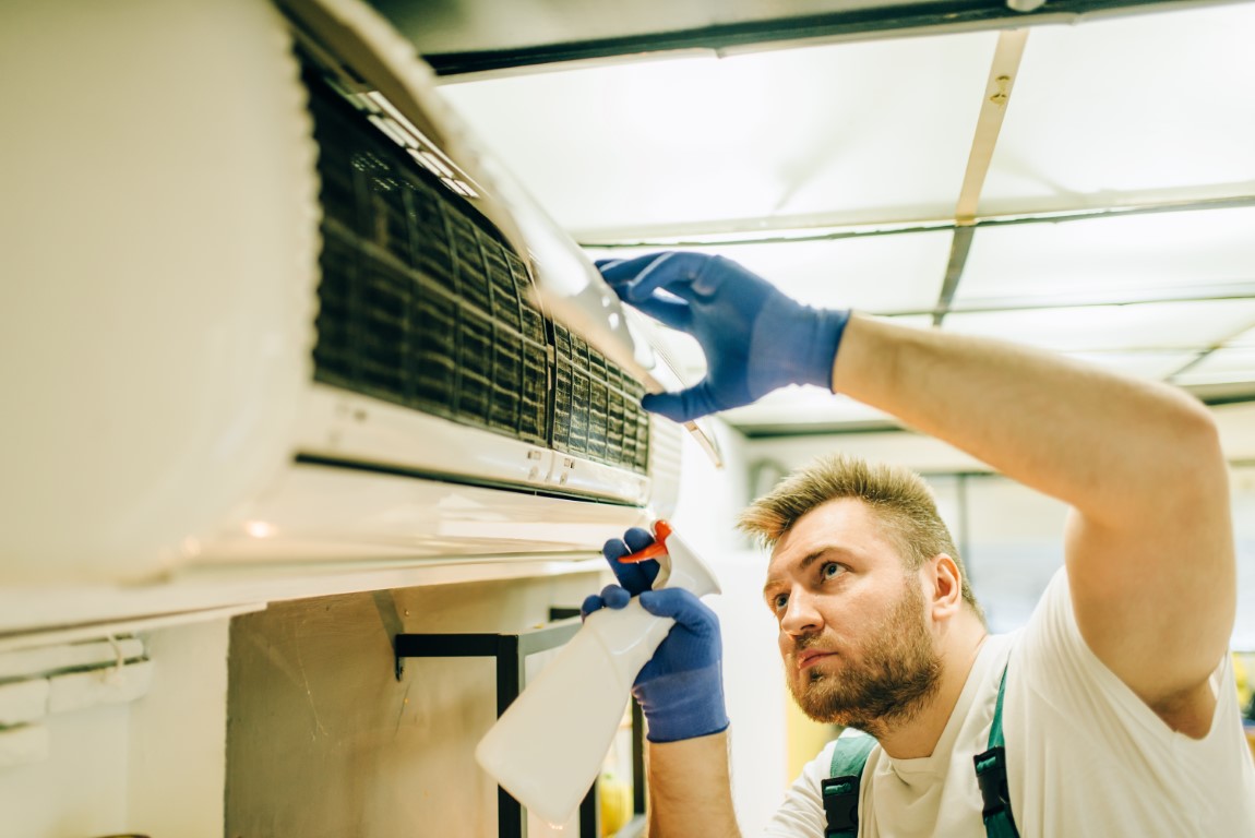 Carga de gas sostenible para aire acondicionado Hisense en Moratalaz para un futuro más verde.