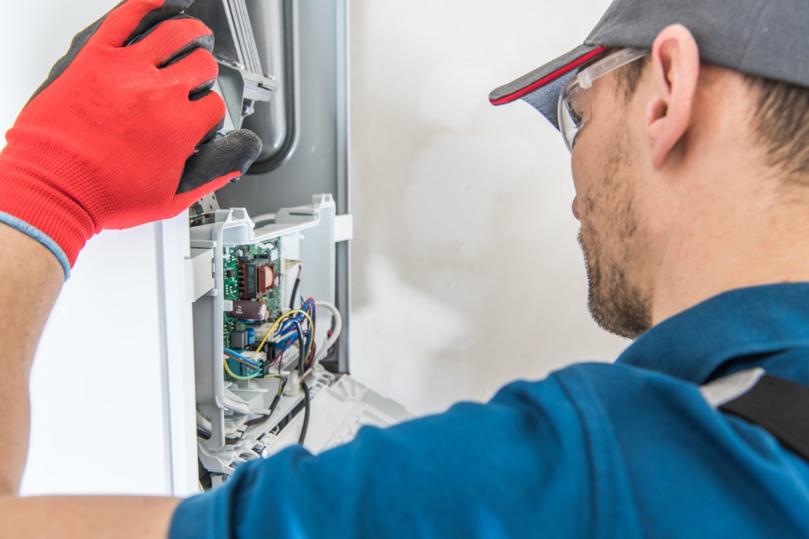 Técnico realizando diagnóstico a caldera Biasi en Arroyomolinos