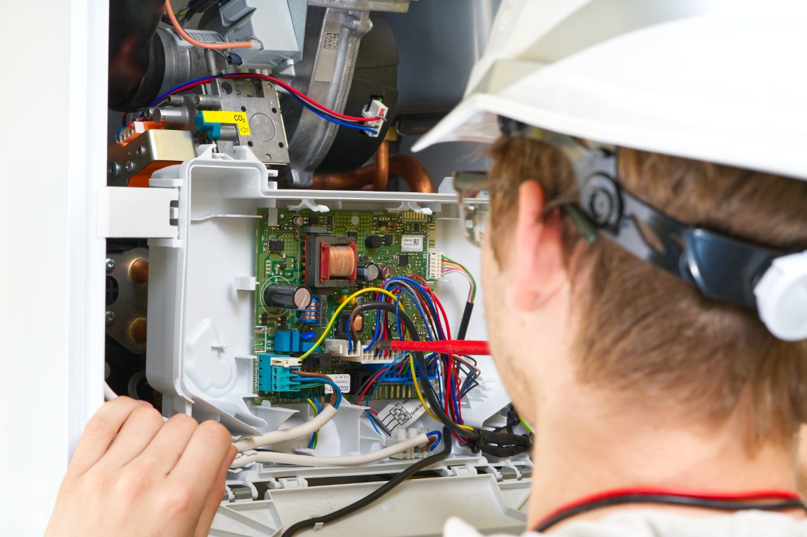 Técnico experto reparando caldera Tifell en El Escorial