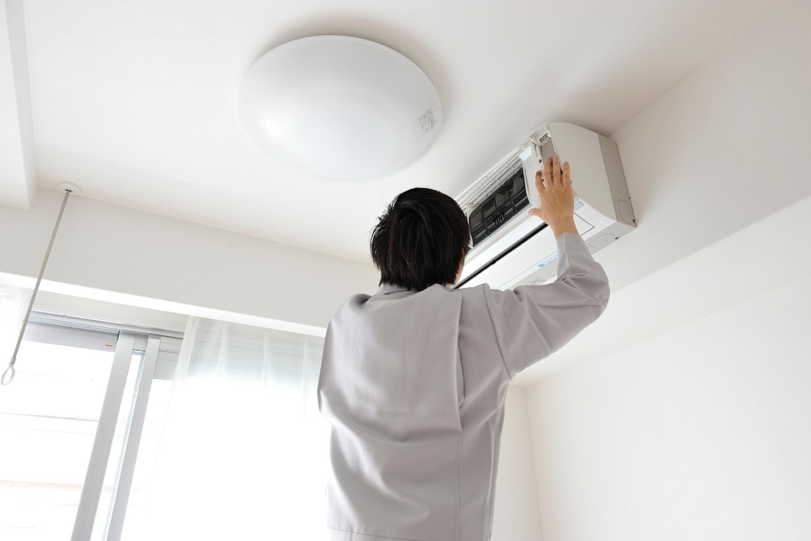 Técnico de Samsung Sant Boi de Llobregat realizando mantenimiento experto en aire acondicionado.