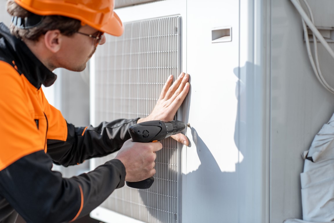 Técnico profesional en Bosch en Valdetorres de Jarama brindando servicio de aire acondicionado.