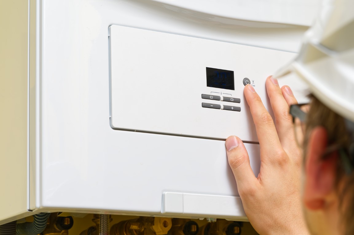 Técnico realizando diagnóstico a caldera Vaillant en Manzanares el Real