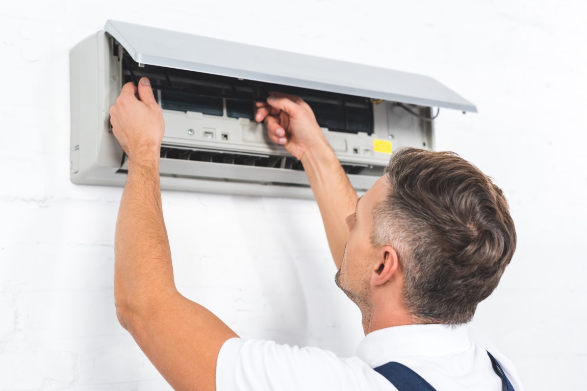 Técnico experto de Daikin Alpedrete resolviendo una reparación de aire acondicionado en Alpedrete.